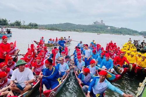 Chen chân xem đua thuyền tứ linh trên sông Trà Khúc