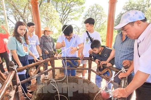 Vạn người nô nức về bảo tàng Quang Trung, xếp hàng uống nước giếng cổ nhà Tây Sơn