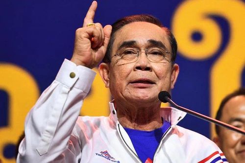 Thủ tướng Thái Lan rời khỏi cuộc họp báo khi được hỏi về cựu lãnh đạo Thaksin Shinawatra