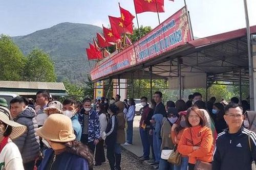 Người chật như nêm tại huyệt đạo linh thiêng Am Tiên