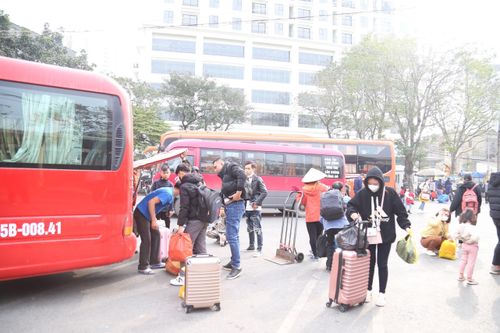 Ngày cuối kỳ nghỉ Tết: Người dân lỉnh kỉnh đồ đạc trở lại Thủ đô