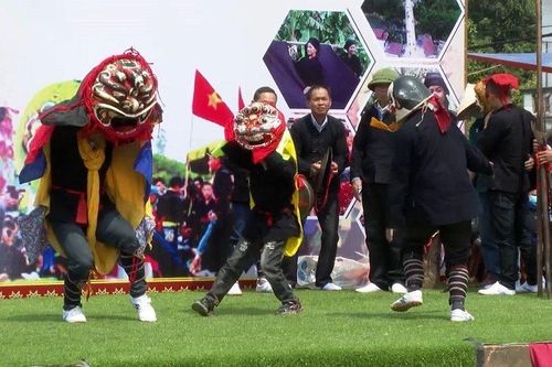 Ngày Tết, lên xứ Lạng xem múa sư tử mèo Tày, Nùng