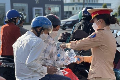 CSGT Đồng Nai tiếp sức người dân trở lại làm việc sau Tết