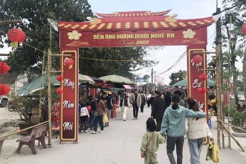 Hàng nghìn người đi lễ đền ông Hoàng Mười cầu phúc lộc đầu năm