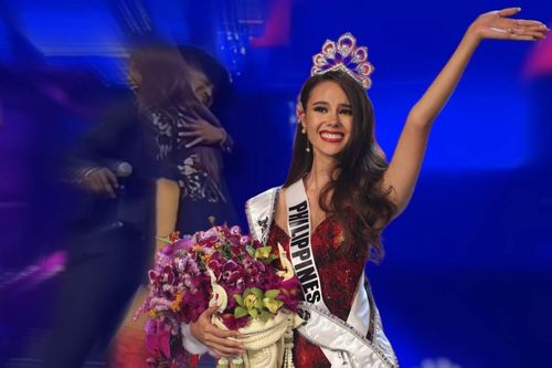 Catriona Gray vỡ òa khi gặp lại người quen trên sân khấu Miss Universe 2018