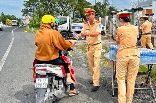 Những chai nước nước nghĩa tình