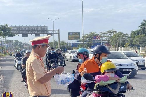 Cảnh sát giao thông huy động 100% quân số hỗ trợ người dân