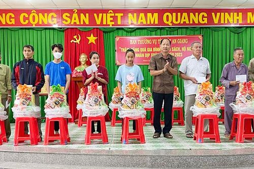 Châu Phú trao tặng hơn 8.500 suất quà Tết cho người dân
