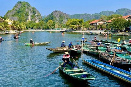 Ninh Bình: Du khách đổ xô về các điểm du lịch đầu năm