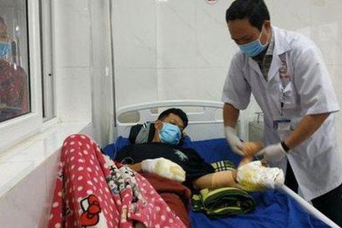 Chơi pháo nổ, một bệnh nhân bị đứt 4 ngón tay