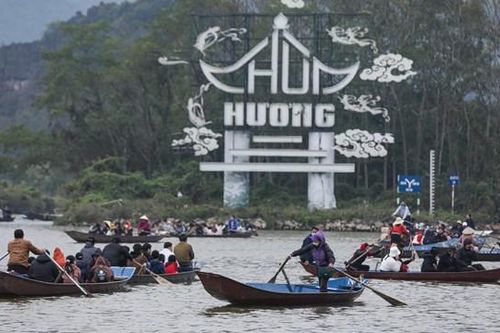 Gần 3 vạn du khách trong ngày khai hội Chùa Hương 2023