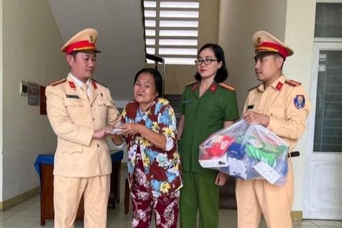 3 bà cháu bị nhà xe bỏ lại giữa đường vì thiếu tiền vé