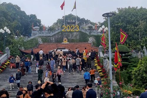 Quảng Ninh: Hàng nghìn du khách đổ về các khu du lịch tâm linh