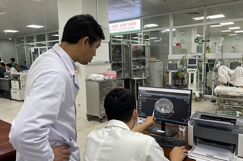 Thầy thuốc trực thông Tết phục vụ nhân dân