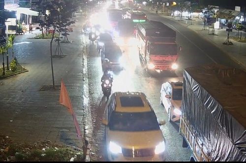 Tối mùng 6 Tết, xe cộ nhích từng chút một qua cầu Rạch Miễu