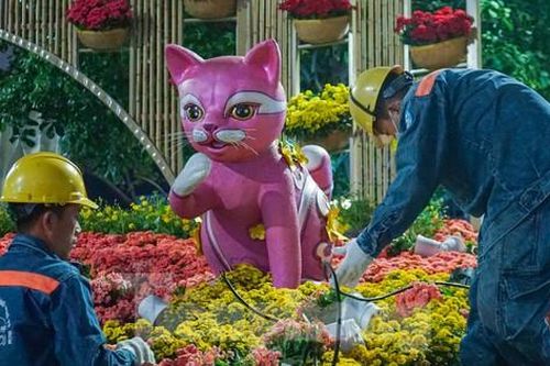Hàng trăm công nhân xuyên đêm tháo dỡ đường hoa Nguyễn Huệ - TPHCM
