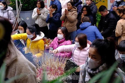 Dân công sở tranh thủ giờ nghỉ trưa đi chùa Quán Sứ cầu an