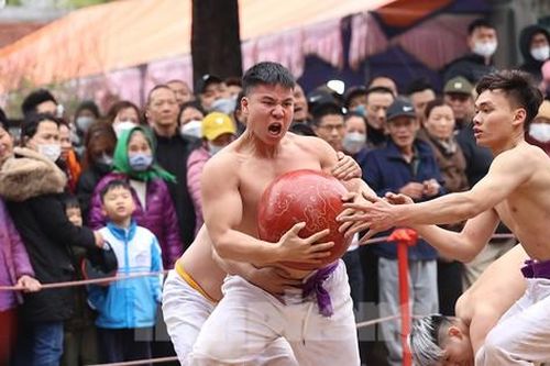 Kịch tính pha đua tranh vật cầu của trai tráng làng Thúy Lĩnh