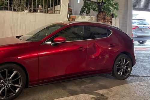 Để ô tô trôi đâm móp xe phía trước, tài xế chở cả gia đình nhanh chóng lái xe bỏ đi