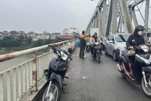Nam sinh lớp 9 nhảy cầu Chương Dương tự tử