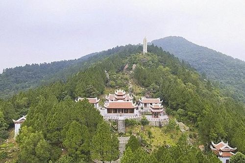Hương Tích Tự hoãn khai hội, hàng ngàn du khách lên lễ chùa đầu năm mới