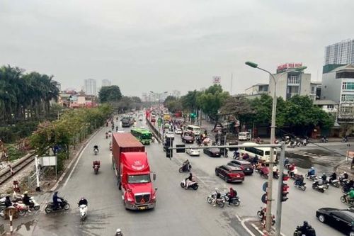 Ngày đầu khai xuân của công chức và học sinh Hà Nội: Đông đúc nhưng chưa tắc nghẽn