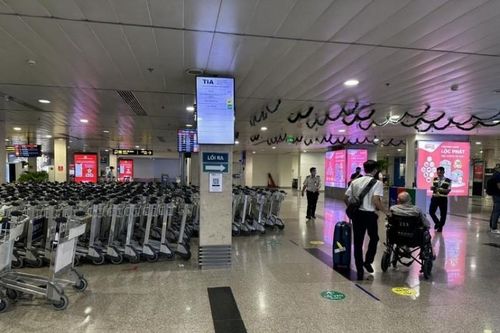Lượng khách qua sân bay Tân Sơn Nhất và Nội Bài: Ghi nhận kỷ lục trong ngày mùng 6 Tết
