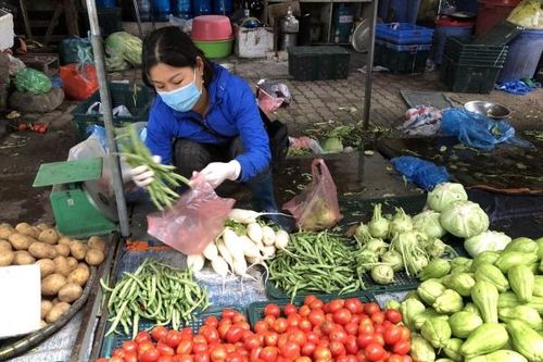 Thị trường hàng hóa mùng 6 Tết Quý Mão: Giá rau xanh tăng gấp đôi