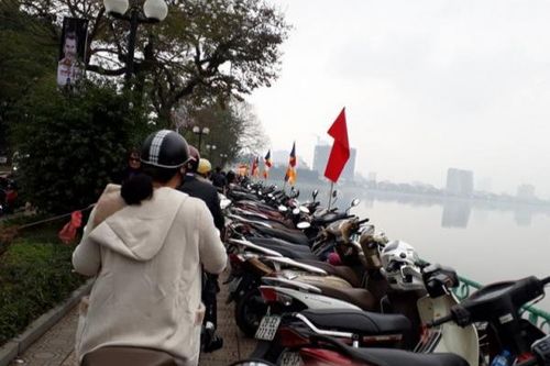 Bộ Tài chính: Kiểm soát, siết chặt thu phí tham quan, dịch vụ trông giữ xe sau Tết