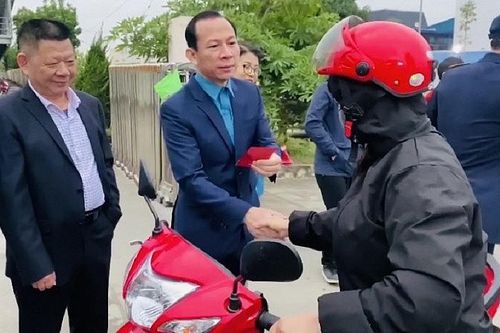 Liên đoàn Lao động tỉnh Thanh Hóa chúc Tết công nhân, lao động ngày làm việc đầu năm