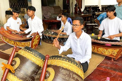 Giữ hồn nhạc cụ truyền thống đồng bào dân tộc thiểu số Khmer