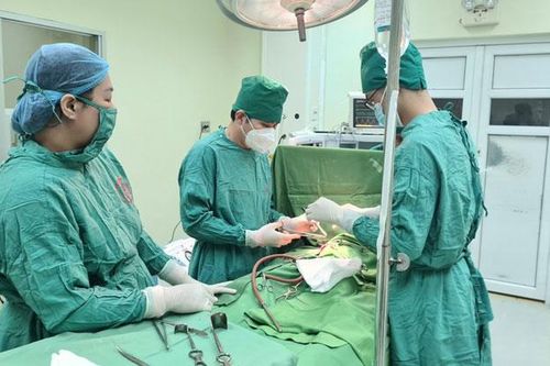 Báo động đỏ nội viện cứu bệnh nhân sốc đa chấn thương, đứt rời cổ tử cung