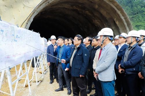 Thủ tướng kiểm tra tiến độ thi công cao tốc Bắc Nam đoạn qua Nghệ An