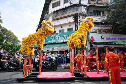 Múa lân khắp nơi mừng khai xuân ở TP.HCM