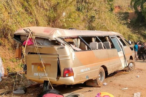Ôtô chở 18 người đi đám cưới rơi xuống vực, 3 nạn nhân thiệt mạng