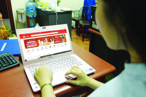 Tiêu dùng trực tuyến lên ngôi