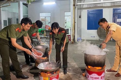Ấm lòng bát cháo tình thương của công an dành cho bệnh nhân nghèo