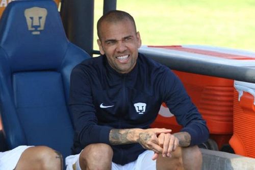Dani Alves phải đổi trại giam vì ký tặng cho các bạn tù