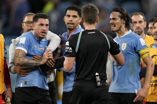 FIFA trừng phạt các cầu thủ Uruguay vì tấn công trọng tài ở World Cup 2022