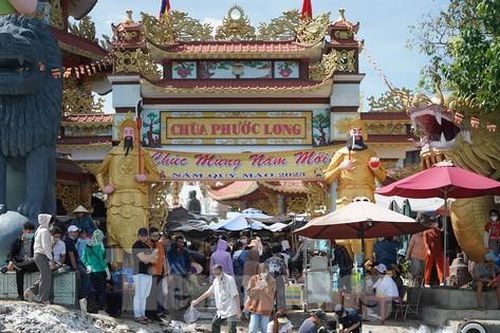Người dân đội nắng tới ngôi chùa nằm giữa sông ở TPHCM