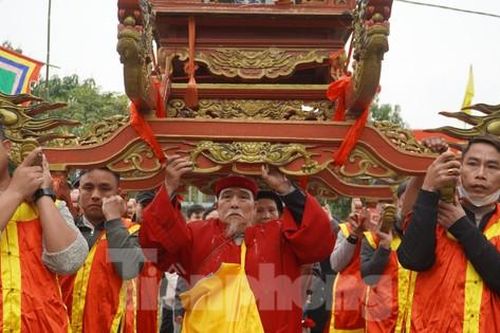 Hàng nghìn người rước bảo vật vua Hàm Nghi ban tặng