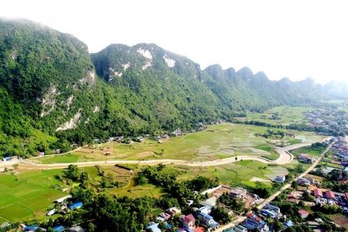 Sừng sững Núi Nản