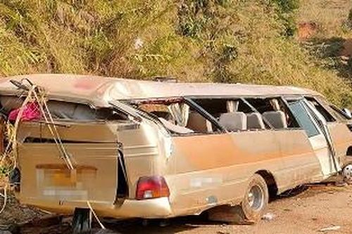 Ô tô chở 18 người đi đám cưới rơi xuống vực, 3 người tử vong
