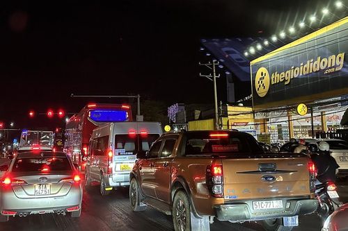Quốc lộ 1A ùn tắc cả chục km, xe cấp cứu phải chạy vào làn ngược chiều
