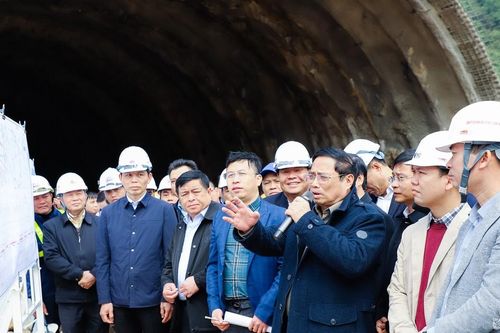 Thủ tướng Phạm Minh Chính kiểm tra, đôn đốc dự án cao tốc Bắc-Nam đoạn qua Nghệ An