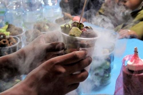 Indonesia báo động trước việc trẻ bỏng dạ dày vì ăn món 'hơi thở rồng'