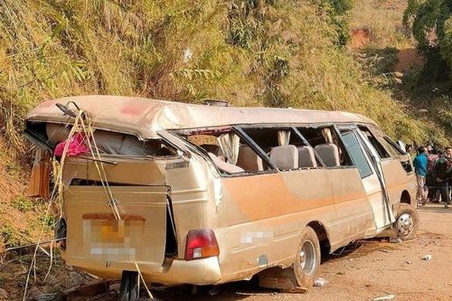 Ôtô chở 18 người đi đám cưới rơi xuống vực, 7 người thương vong