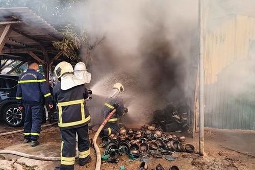 Hà Nội: Kịp thời dập tắt đám cháy tại xưởng gia công bìa giấy và kho quần áo cũ