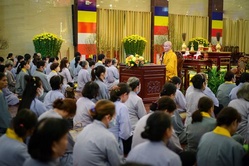 Ấm lòng pháp thoại trong Pháp hội Dược Sư sáng ngày thứ hai tại Việt Nam Quốc Tự