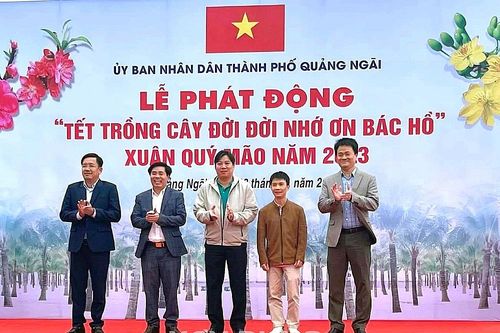 Thành phố Quảng Ngãi ra quân trồng cây đầu năm tại bãi biển Mỹ Khê
